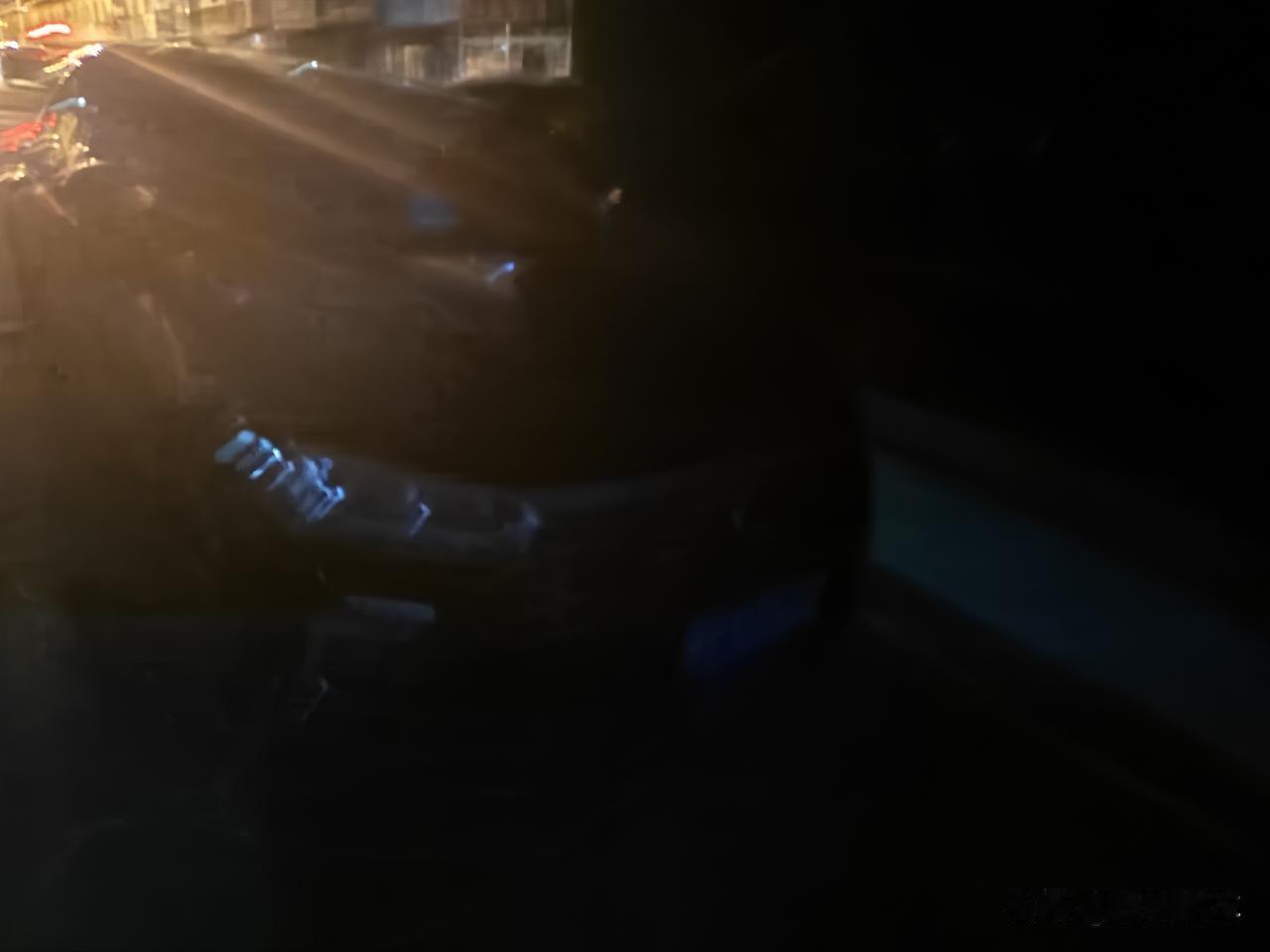 为什么懂车的人，买车都会选择白色。

晚上就是个很好的例子，在晚上视野不好的时候
