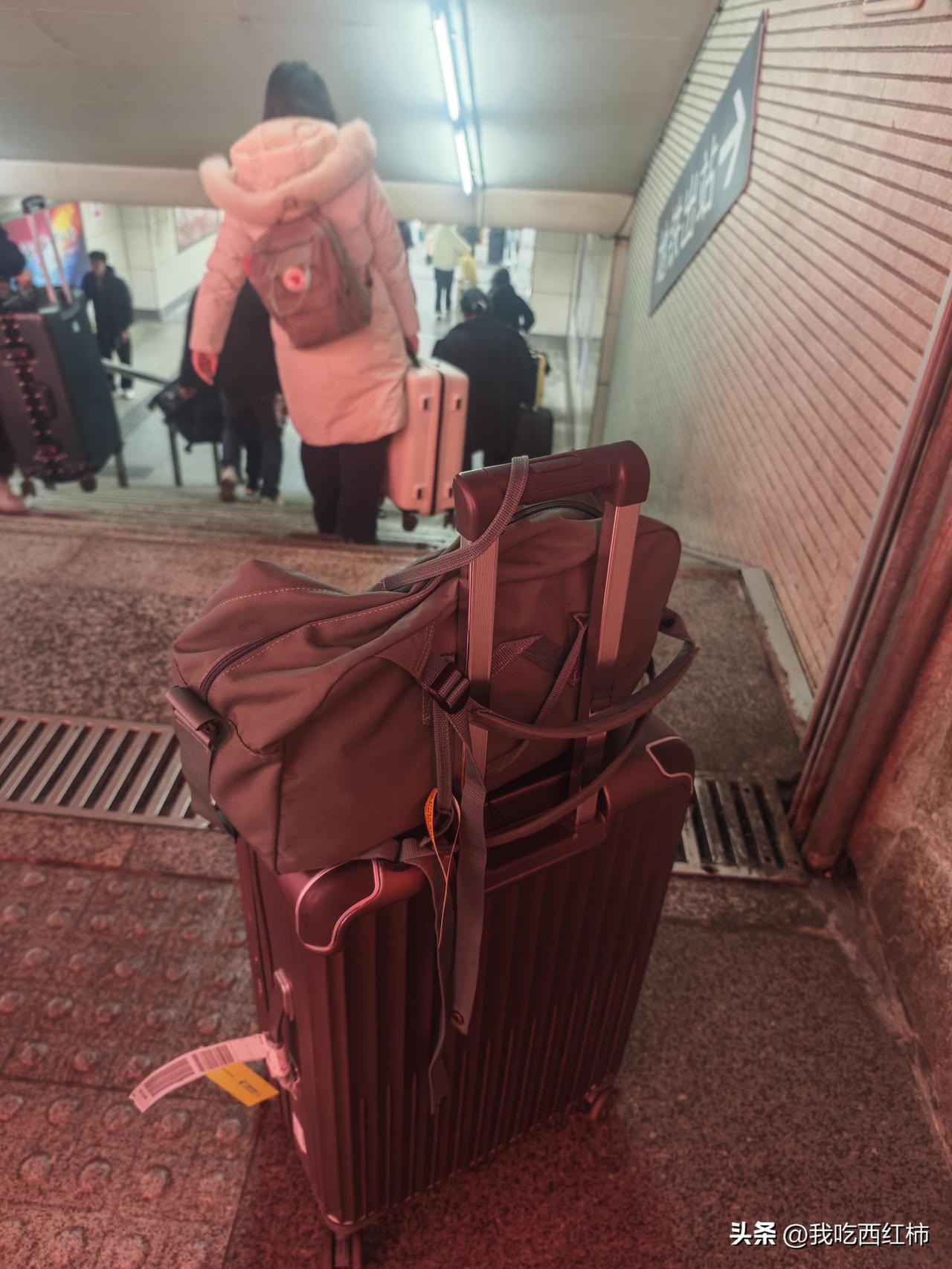 南京站，23公斤行李，没有下行电梯
南京站没有下行电梯，没有斜坡，全靠劲大
很多