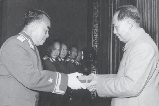 1955年9月27日首次授衔时，少将军衔实际授予798人。这一数据源于军委最终审