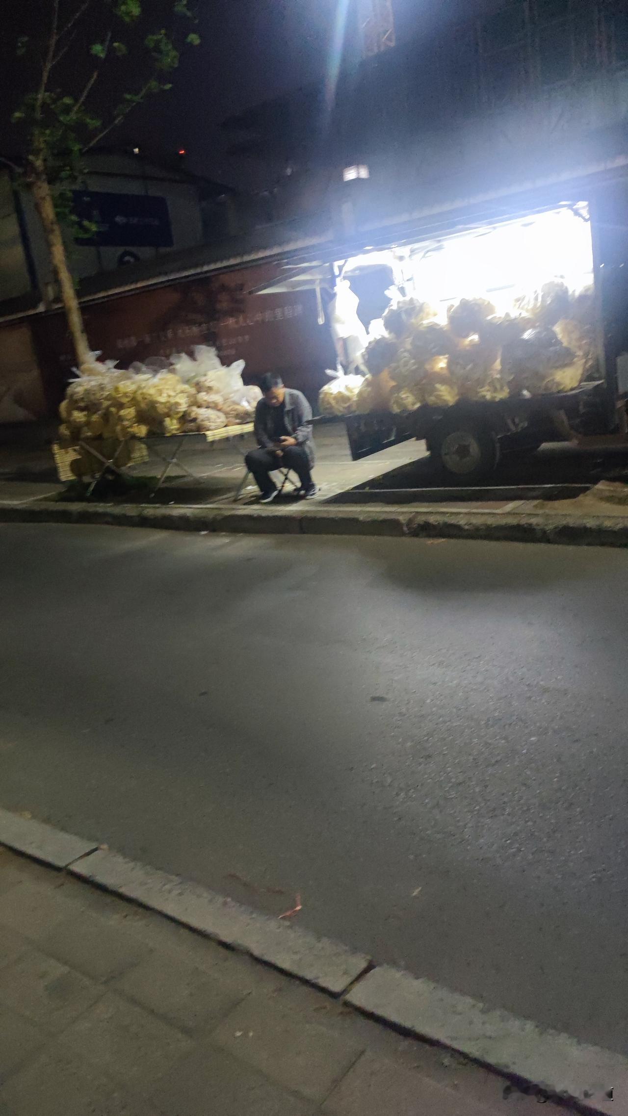 记录我的2026晚上路过南阳路大石桥，在公交站附近看到一个卖玉米酥的流动摊点，拉