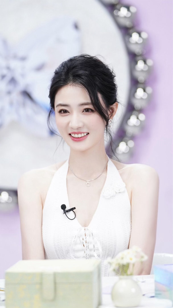 徐璐，挂脖白裙，精致柔美。 