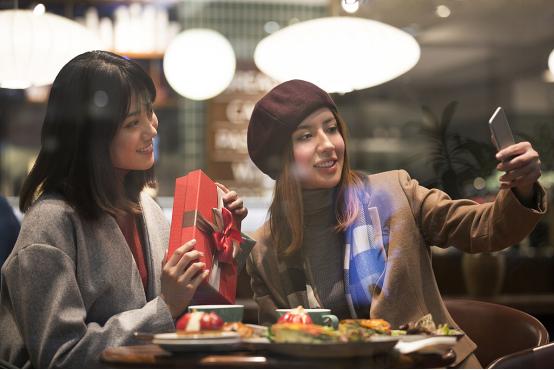 这届年轻人，连选年货都要“扒成分”