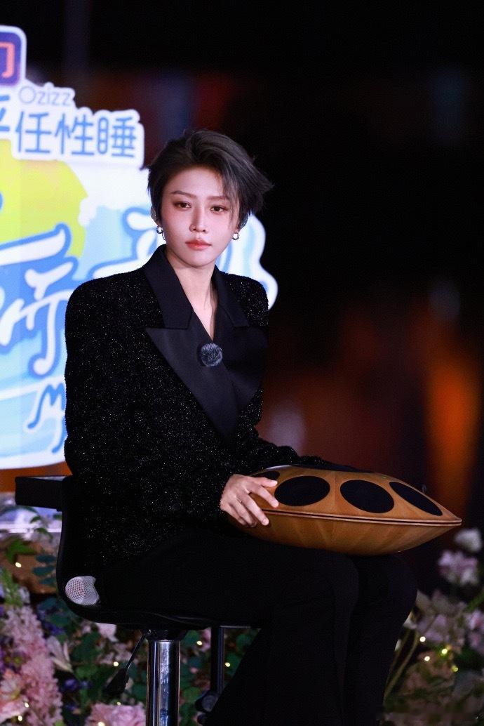 刘雨昕官宣超燃青春的合唱 从演唱会到《超燃青春的合唱》，一路用舞台说话。这次不是