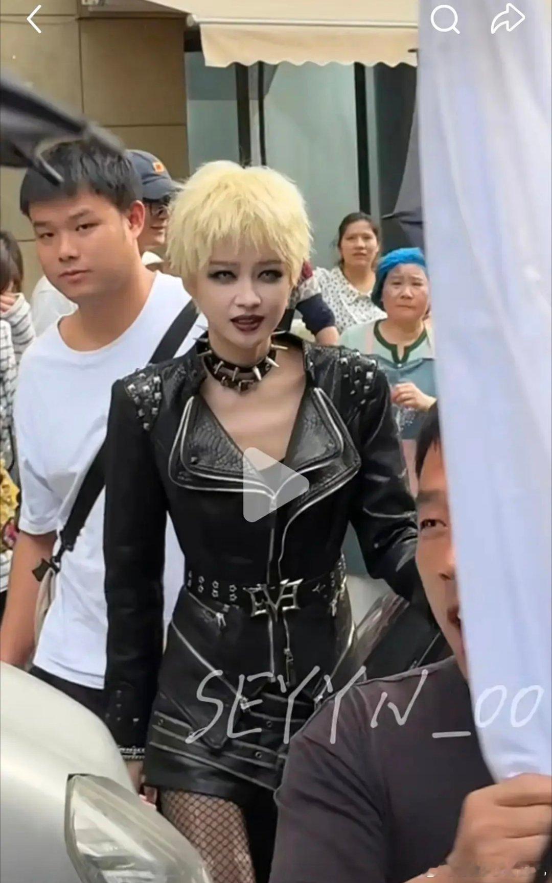 这是蒜头鼻吗?不得不说这个妆造真的太吓人了 