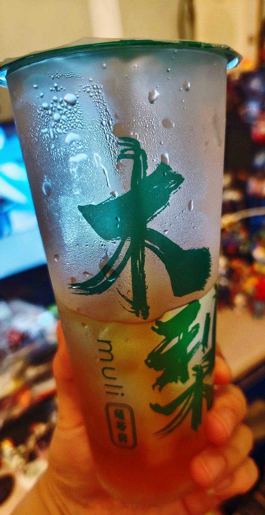 天热想外卖点杯饮料降降温 看了骑手在路上骑了老半天一直在绕 都快超时了终于拿到饮