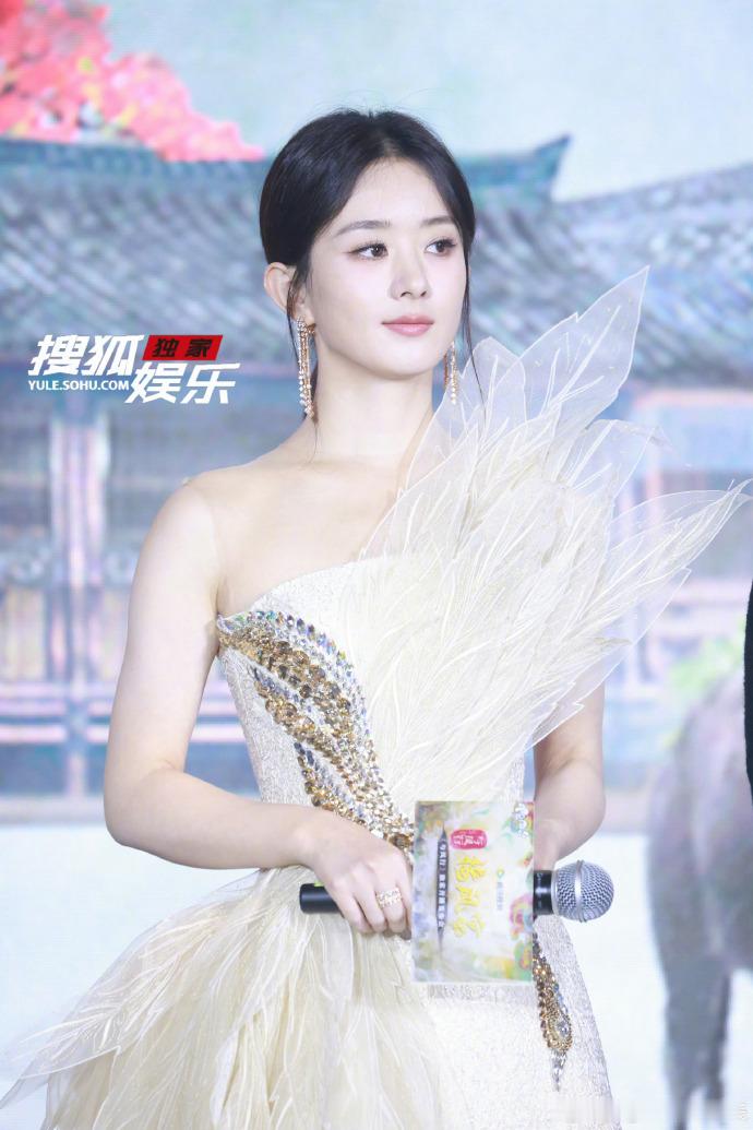 《与凤行》发布会现场，赵丽颖成为了全场的焦点，她的每一个动作都引发了粉丝们的尖叫