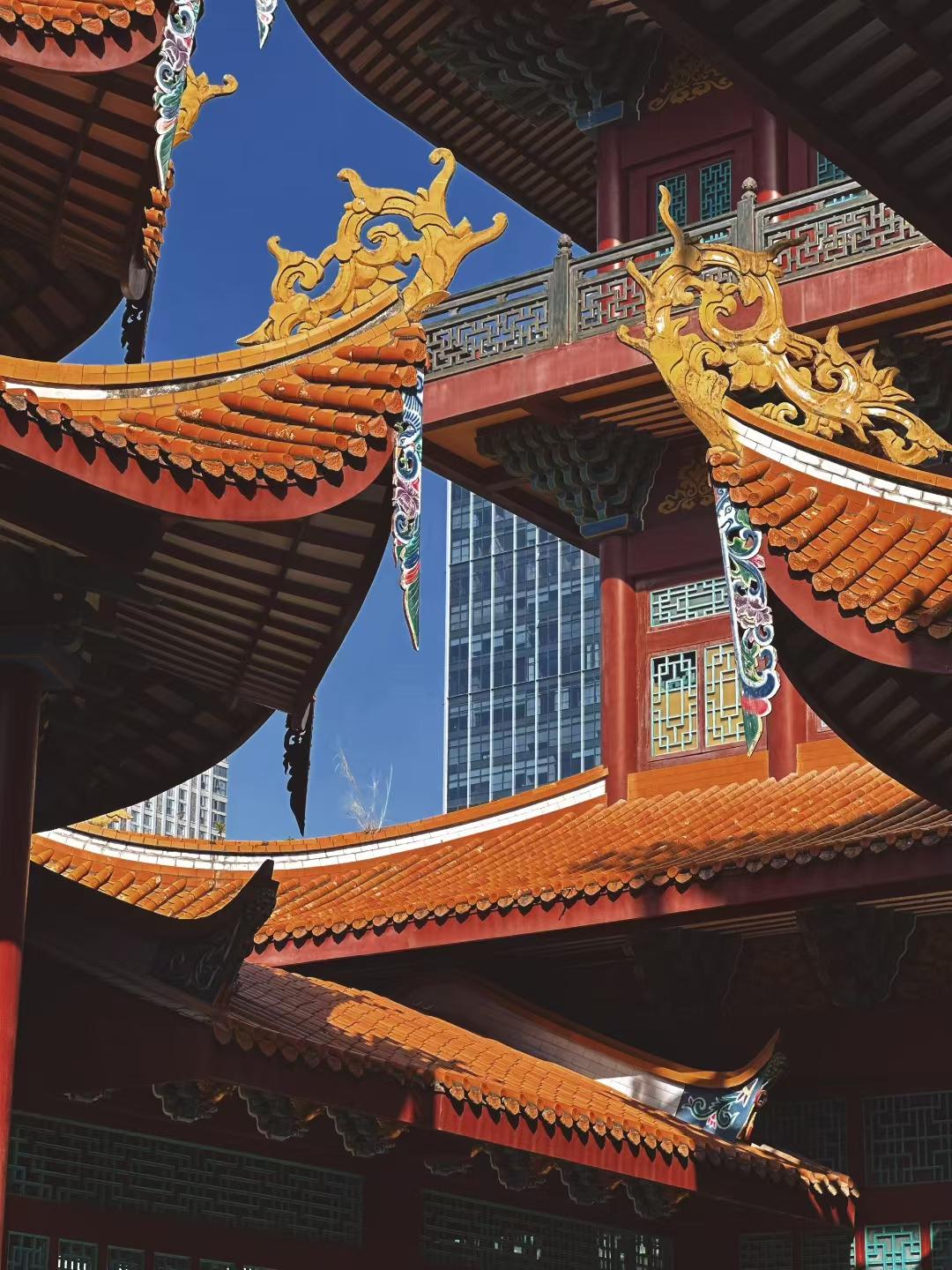 抬眼望过去，这飞檐翘角也太有味道了！鎏金的雕饰在蓝天下闪着光，红墙配着橙黄的琉璃