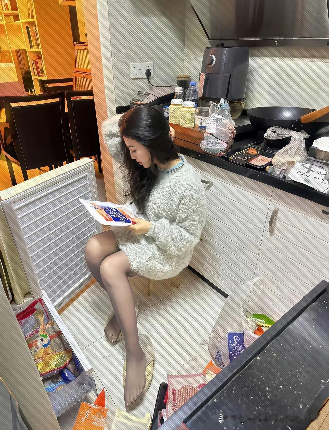 脚底板瘙痒发臭怎么办? 玉足美脚 女生独处的快乐 独居女生的周末在家，简直是一场