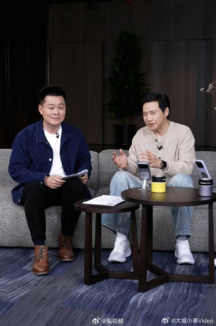 【雷军回应新一代SU7内饰有登味】1月15日，进行本月第3次直播，详聊新一代SU