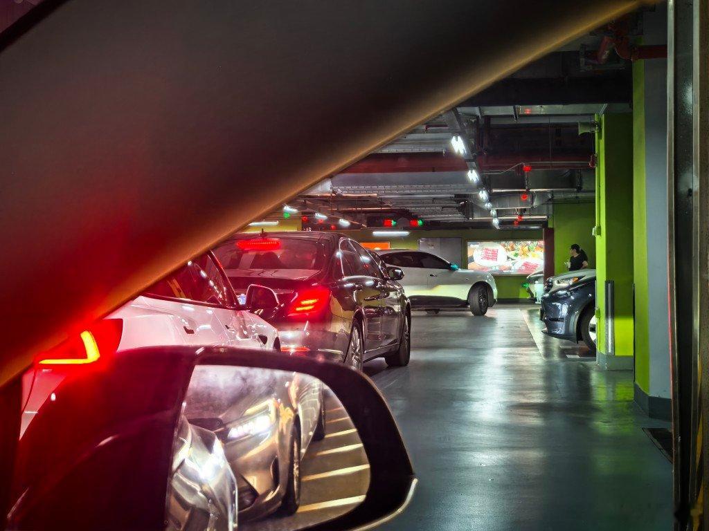 头车司乘都已经下车，正在智能泊车，后面排队排到入口坡路了 