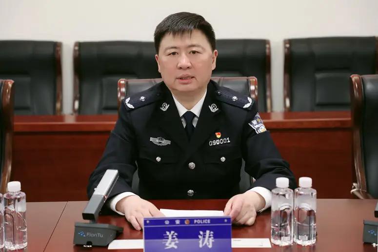消失许久的姜涛终于有了消息，已被官宣带走调查。在通报中，提及姜涛的身份，是佳木斯
