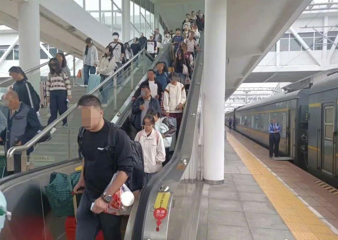 ​
​网上拳风阵阵，男人打男拳，女人打女拳。
现实生活中的男男女女都卿卿我我，如