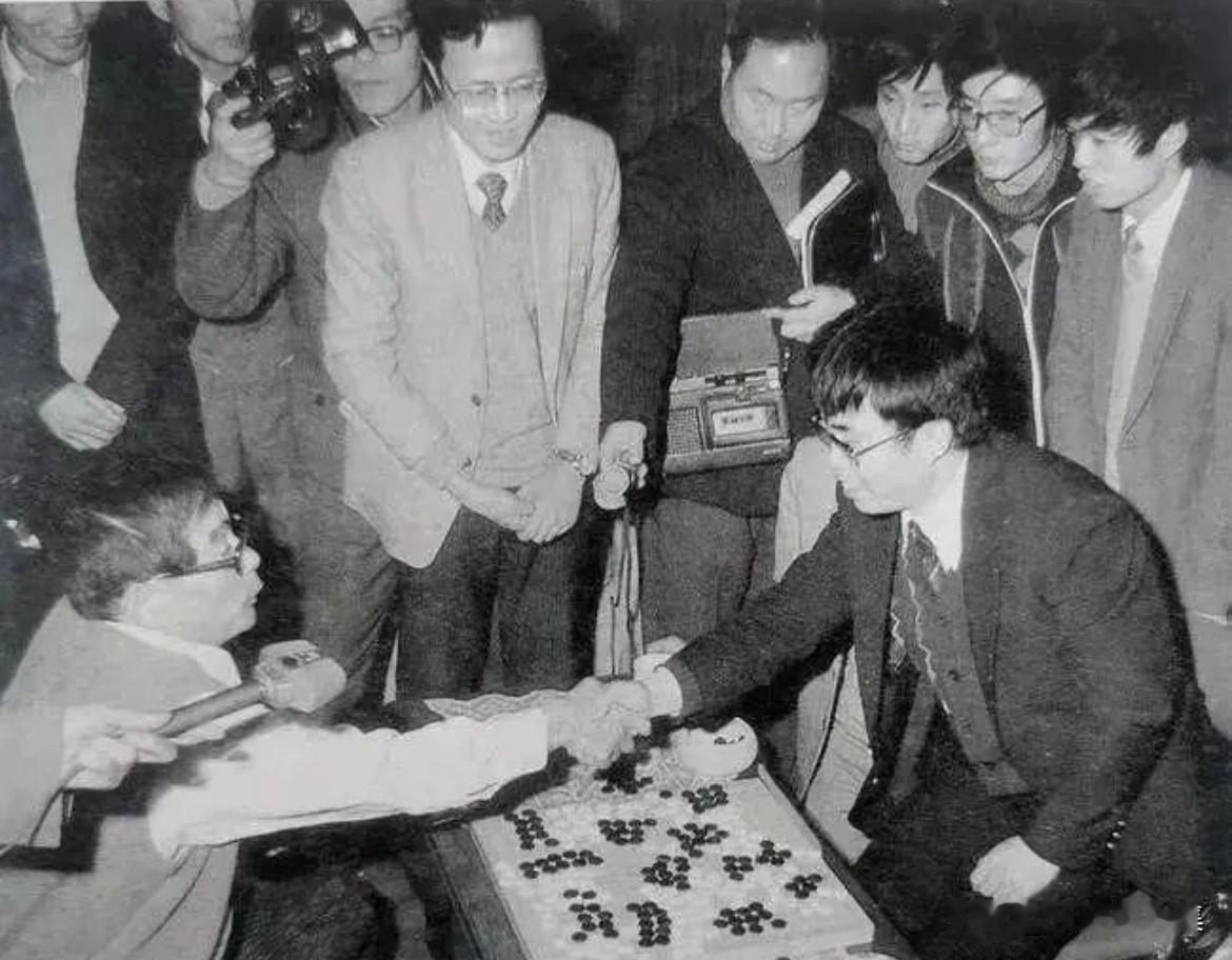 1985年11月20日，首届中日围棋擂台赛在北京体育馆迎来最终决战。中国主帅聂卫