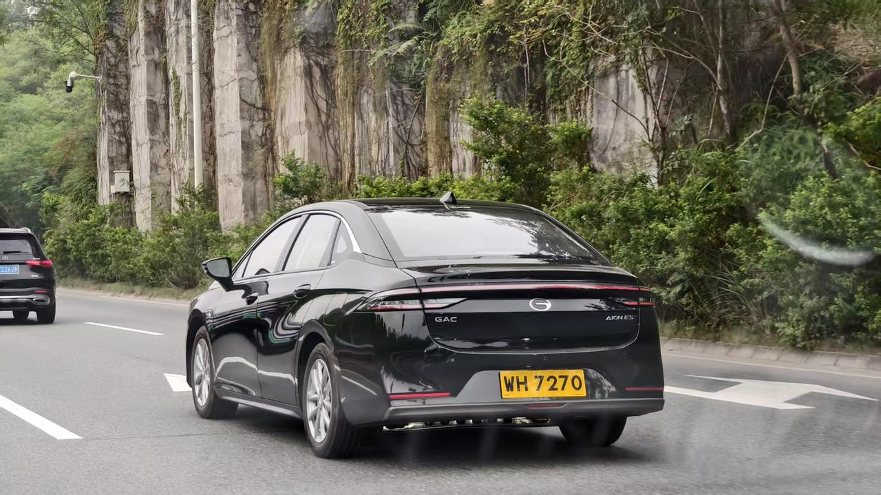 据说是“香港一换一计划”内最便宜的轿车
方向盘是橡胶的，小尺寸CARPLAY中控