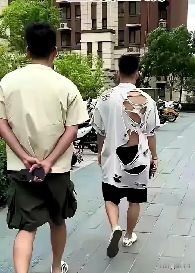 有钱人的世界，你不懂！
深圳一高档小区，女子发现穿破烂衣服的男子，手戴金镯脚踏花
