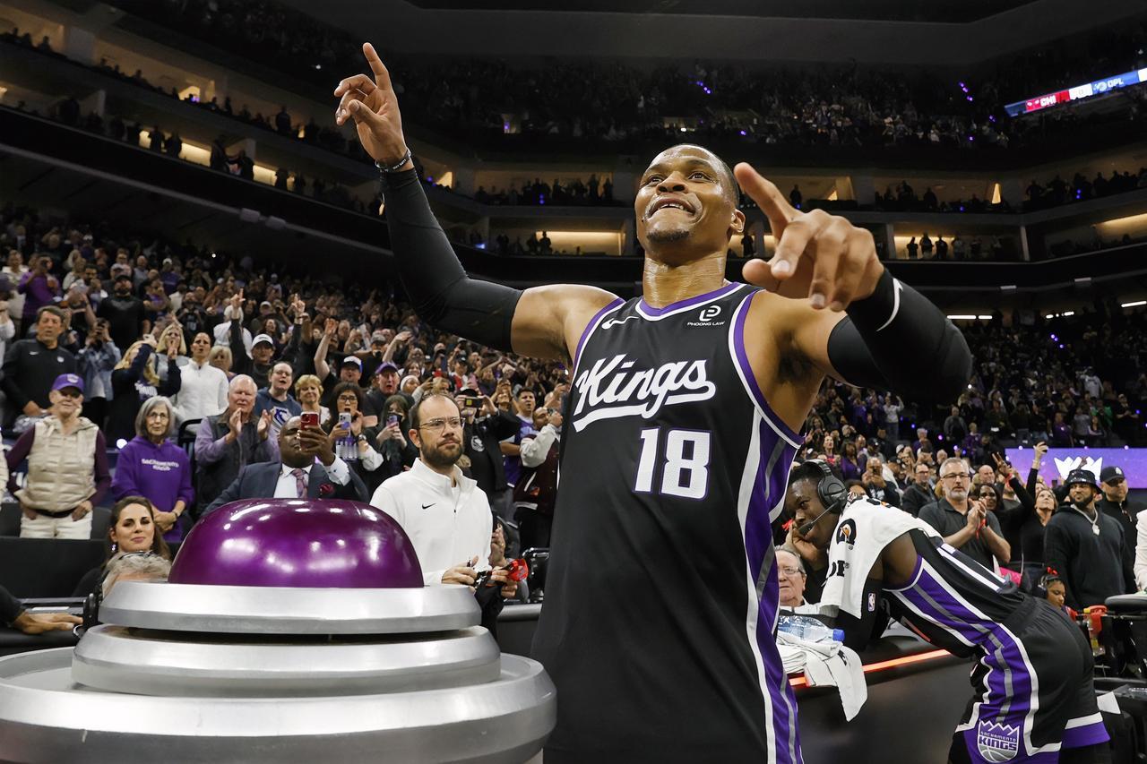 哈登：二哥，对于你跟杜老大重返雷霆主场打球，享受的待遇完全不一样，有什么看法？