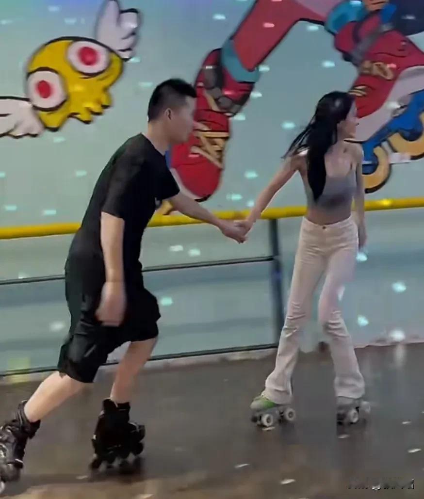 溜冰场的年轻男女玩得好嗨啊！压了一次又一次，贴的紧密无间，真可怜了地下的那两个备