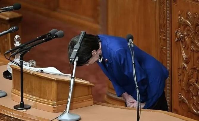 堂堂日本跨国巨头的高管，居然沦落到靠背包走私过日子？大连机场海关当场拿下两名富士