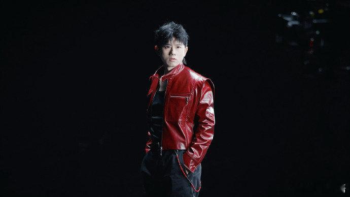 张杰红皮衣花絮照 救命！这身红色皮衣造型是直接帅出新高度了吧🔥 简直是新年战袍