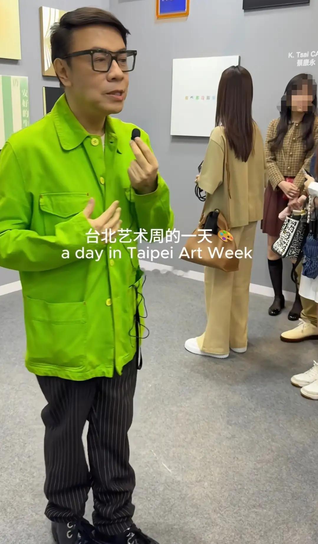 蔡康永晒小S和林志玲送的贺卡，小S在线控评，真是骨子里不服气啊 ​​​