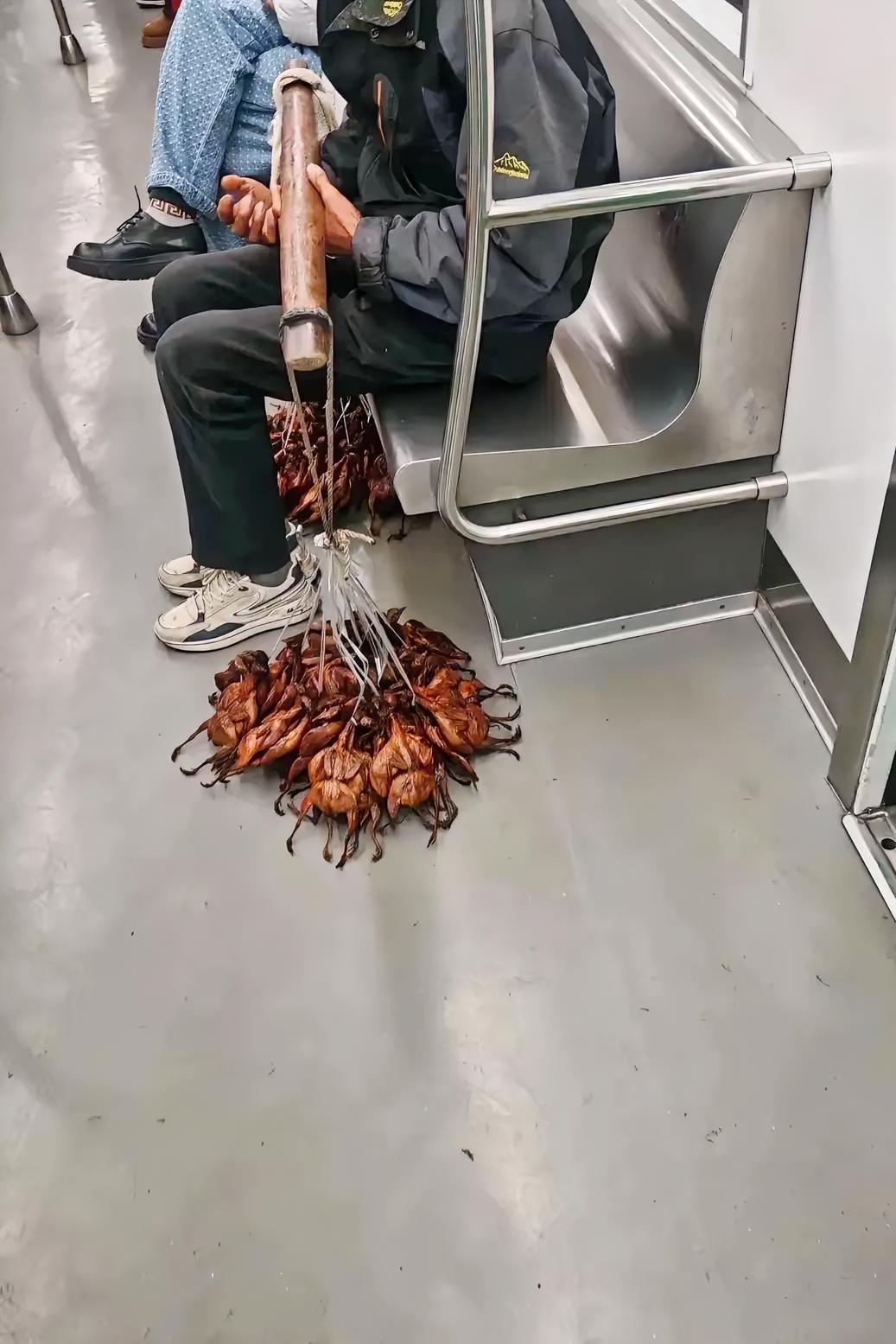 地铁上看见的，这还能吃吗，会卖给谁呢？