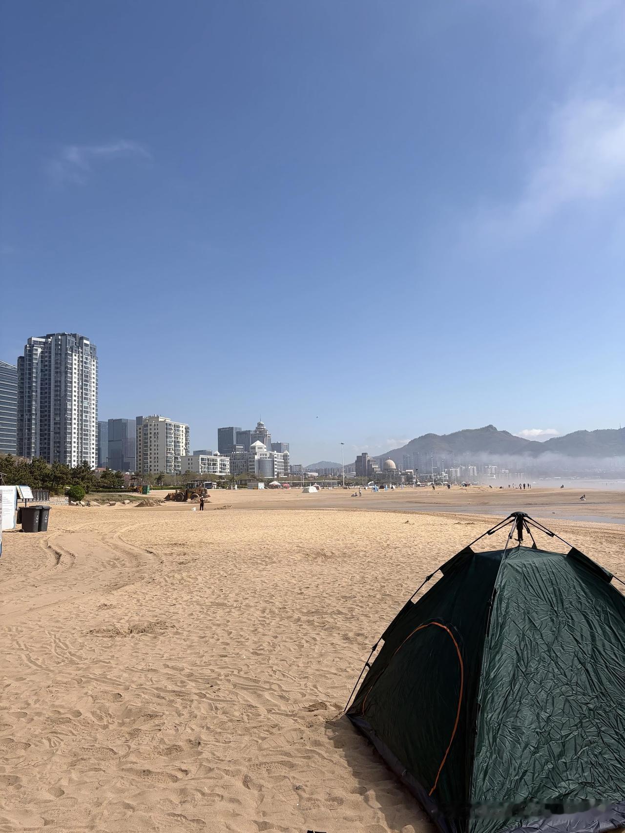 别扯什么"诗和远方"，
普通人旅游就一个原因：在家里待不下去了。
 
不是家不好
