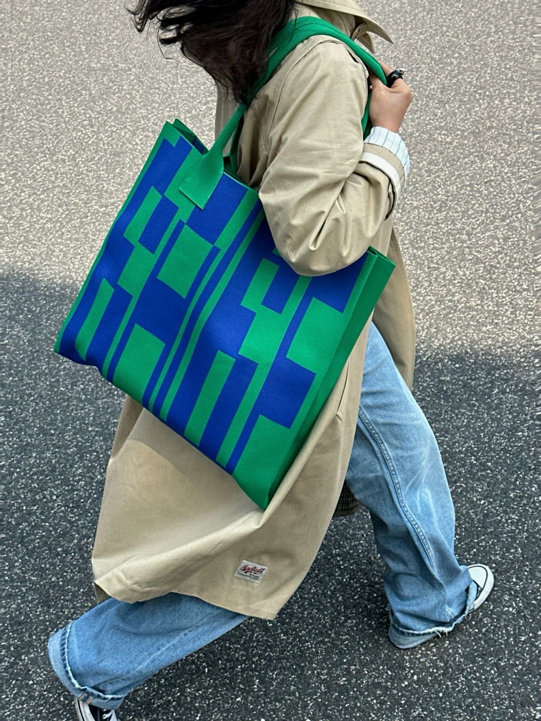 春天小绿包｜牛仔裤配长风衣很cp