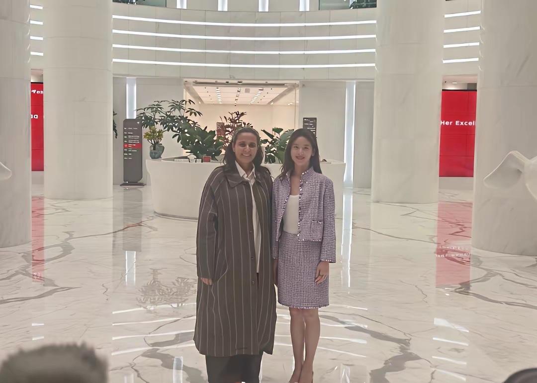 章泽天我认识，旁边女生是谁？