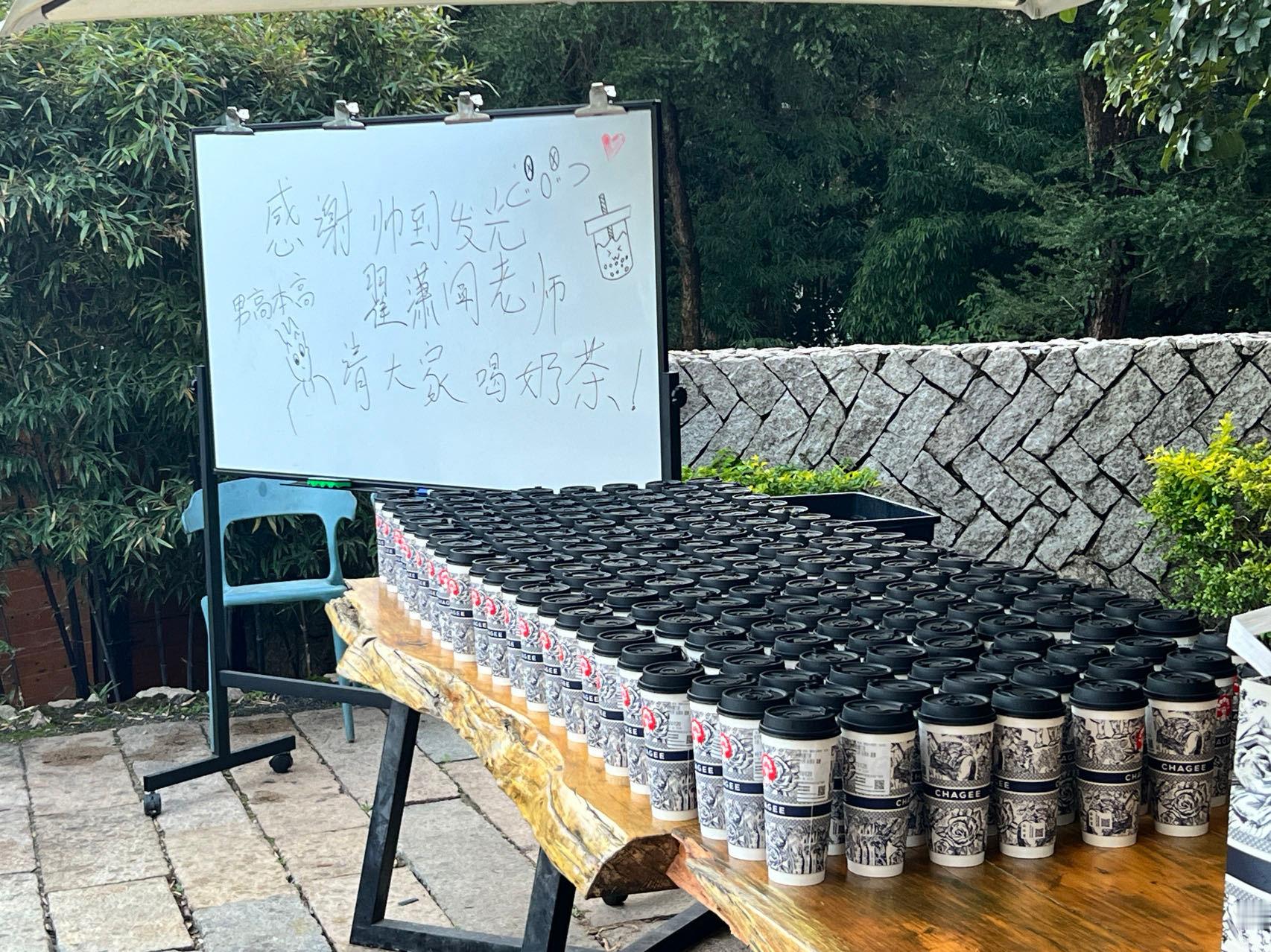 #翟潇闻把霸王茶姬说成茶颜悦色#呜呜呜我们笨蛋帅哥翟潇闻口误后马上掌嘴自罚啦！(