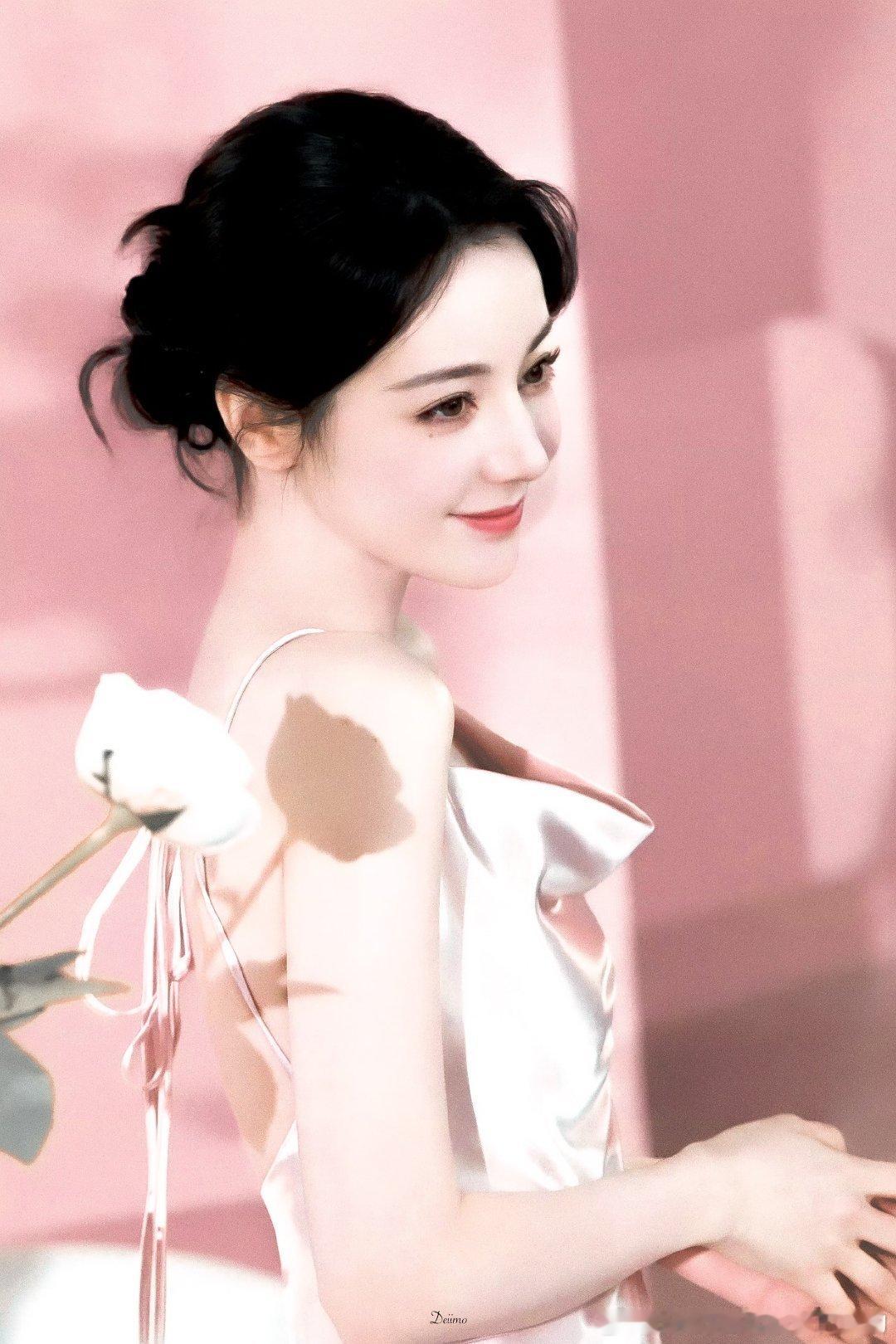 迪丽热巴VOGUE拍好了期待时尚女王迪丽热巴 