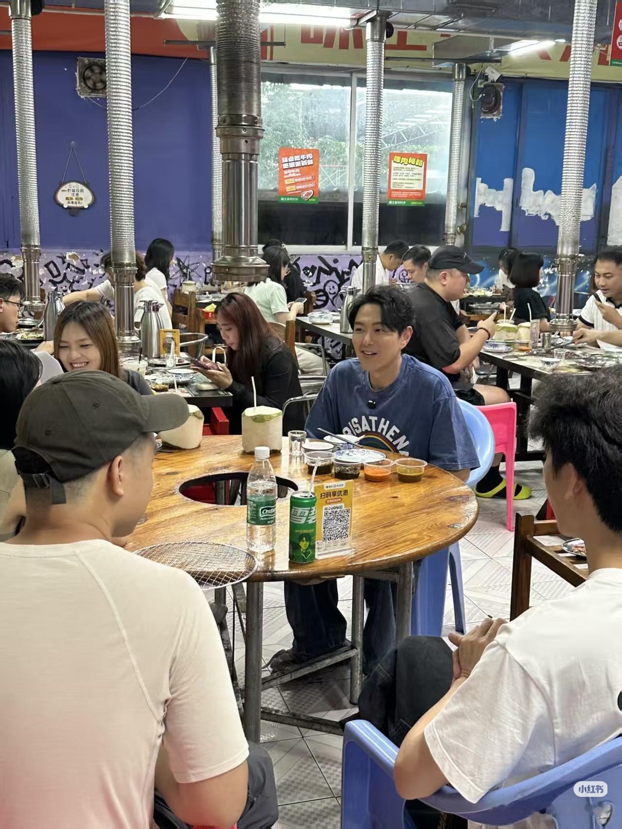 吃饭偶遇的，这绝对是个男明星，很帅气！有人知道他是谁吗？
周围好多人都在看他，真