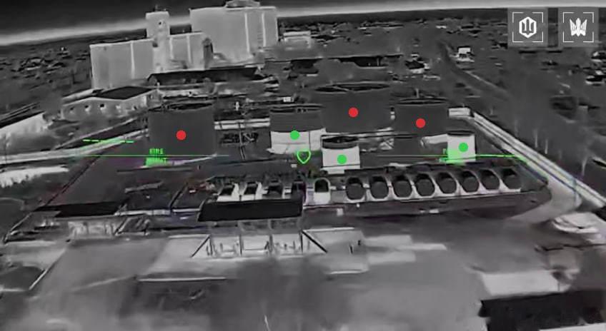 乌克兰无人机自带热成像，能够分辨出俄罗斯哪个油桶是满的，哪个油桶是空的。红色的是