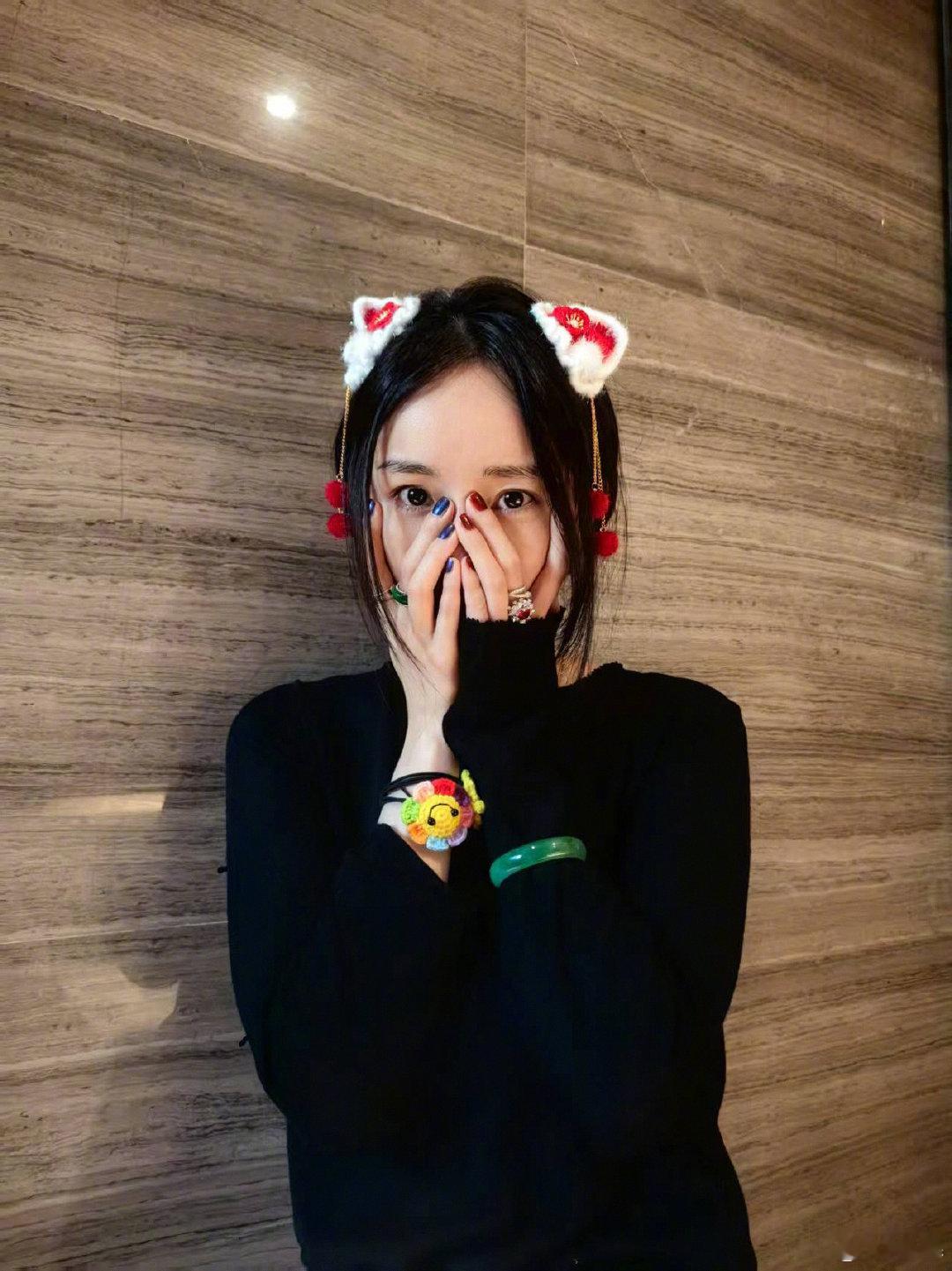 杨幂不语只是一味祝福  杨幂给郭采洁黄明昊送生日祝福 哈哈哈 