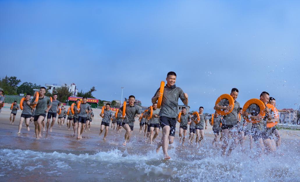 【“蛟龙”入海！子弟兵用海训开启热血夏日】近日，陆军某旅组织2025年度濒海训练
