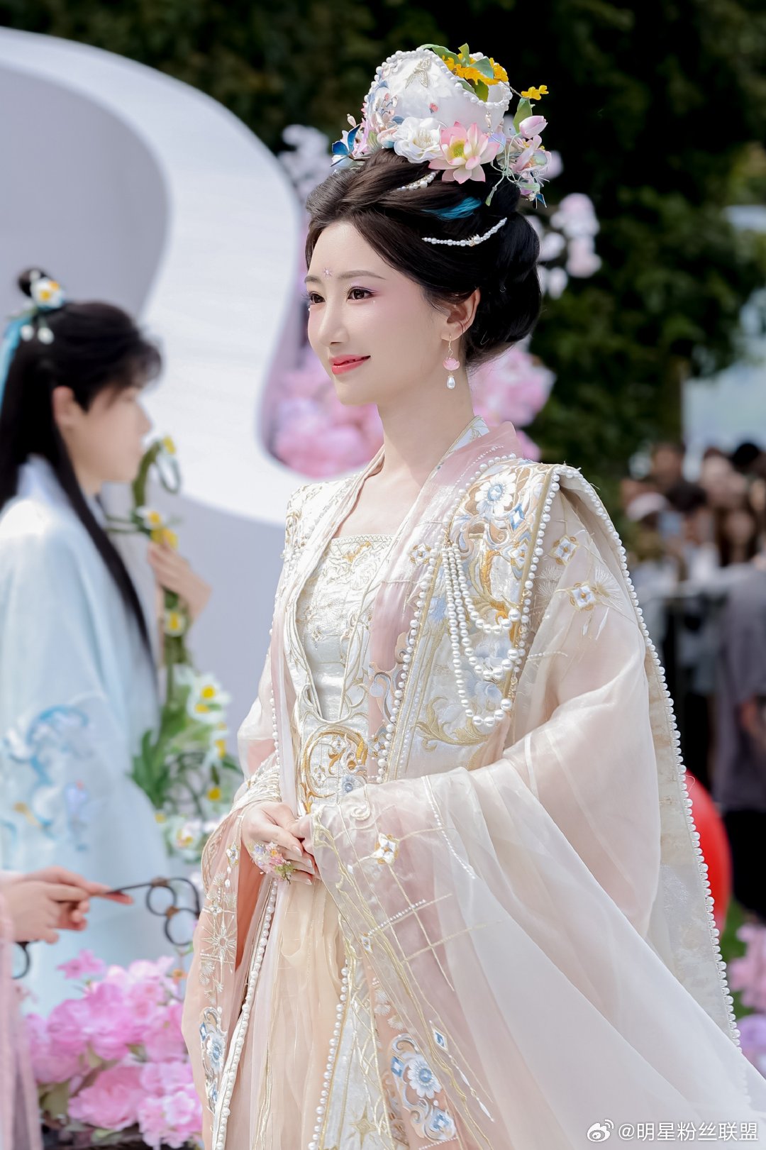 毛晓彤花神妆 直接被毛晓彤花神妆美到失语，整体造型贴合花朝盛景，鲜花饰发温婉动人