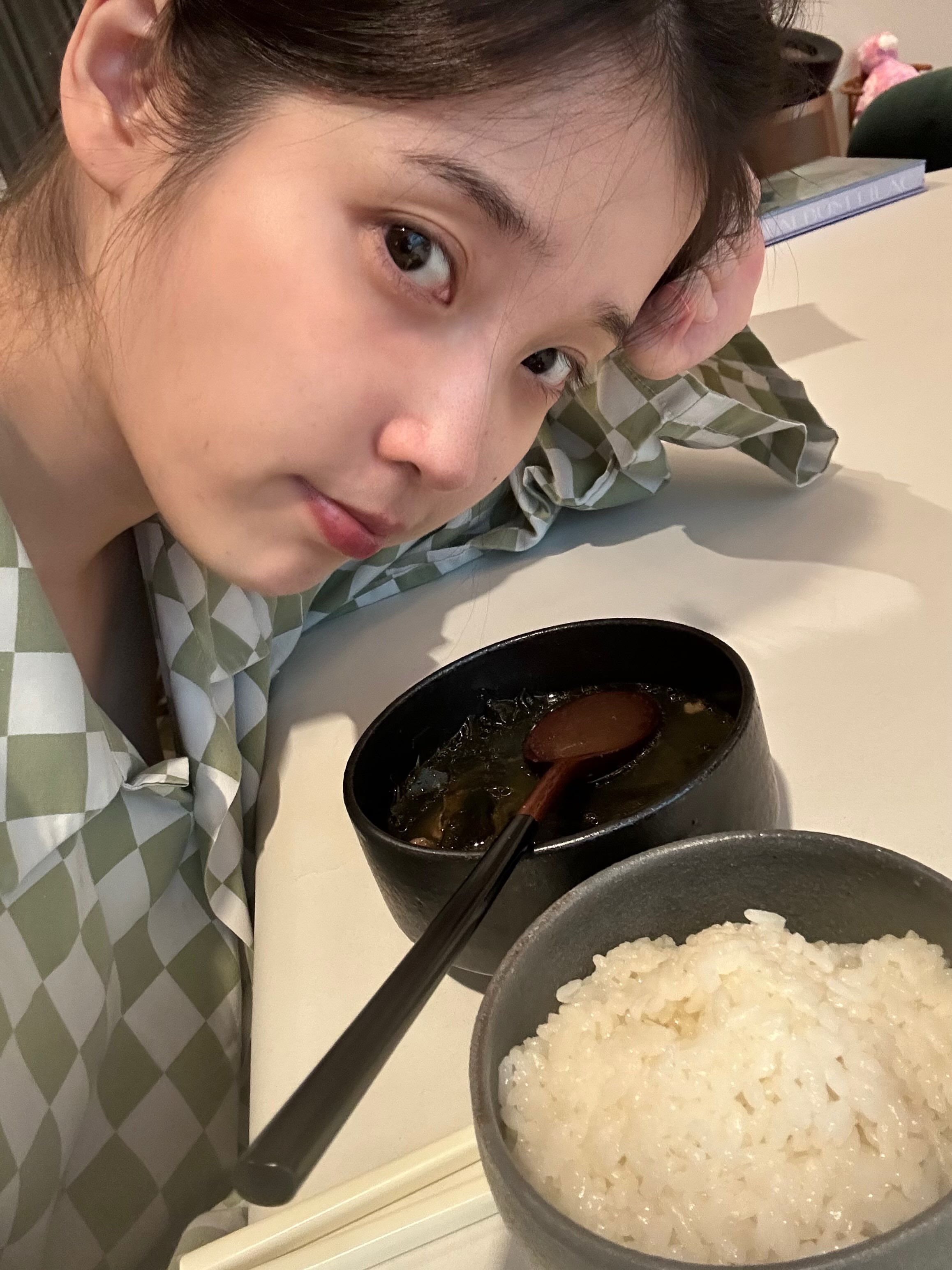 饭桌上怎么还有一张LILAC专辑