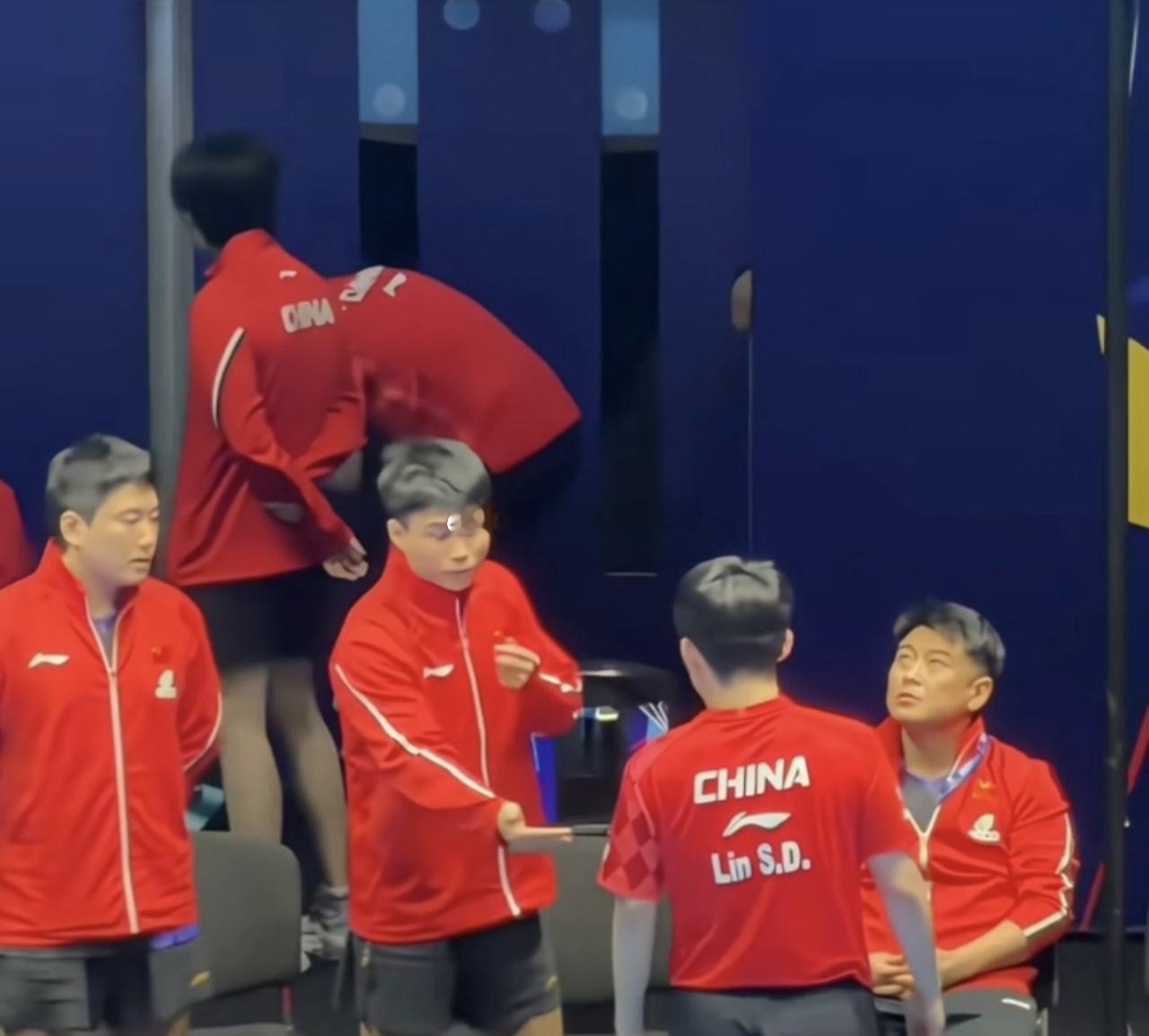国乒男团已无退路    是比赛都会有输赢，输球不可怕！球迷最想看到的是团结一致，