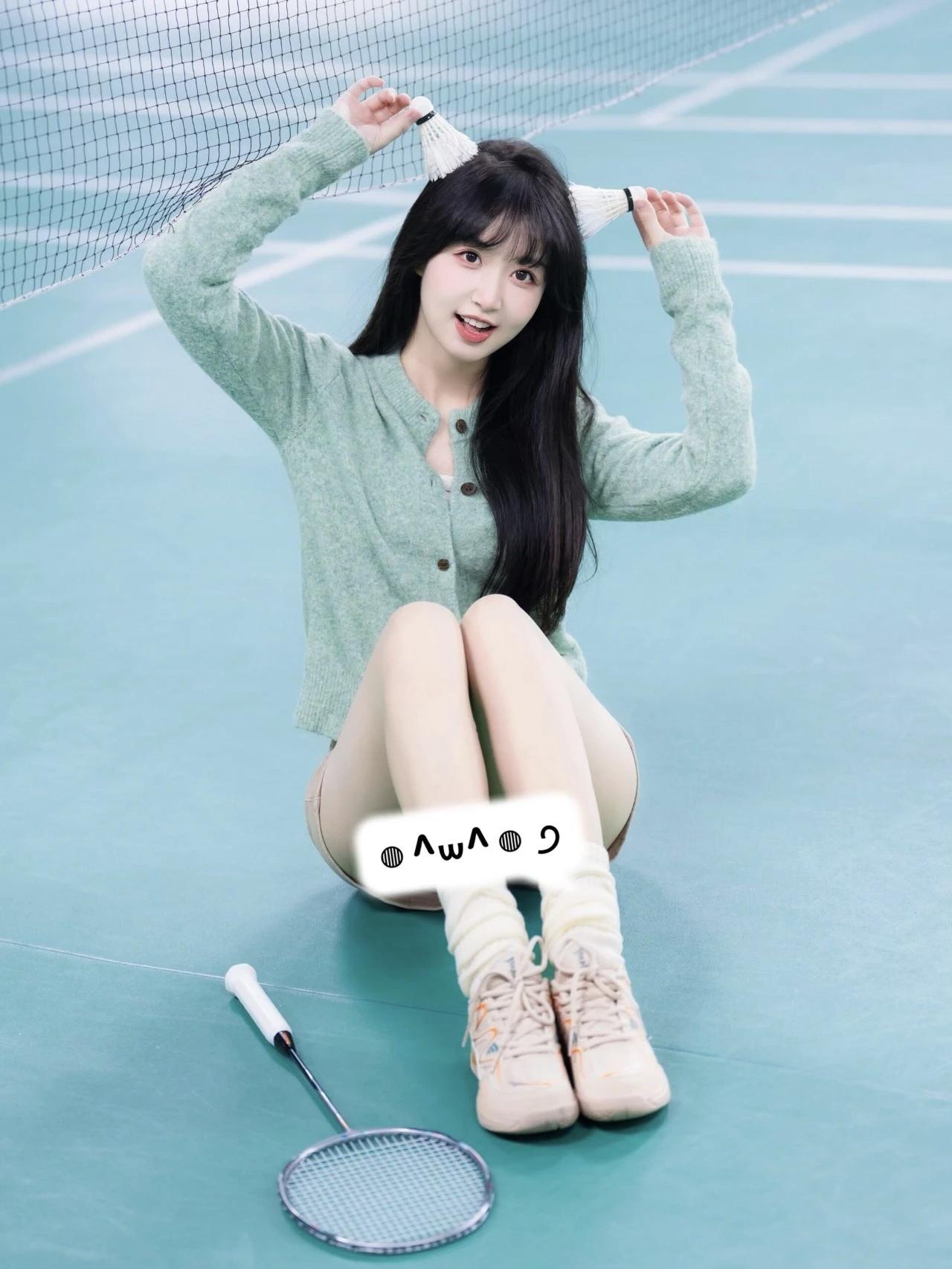 元气少女在网球场上的甜美瞬间🎾💕分享唯美的美照