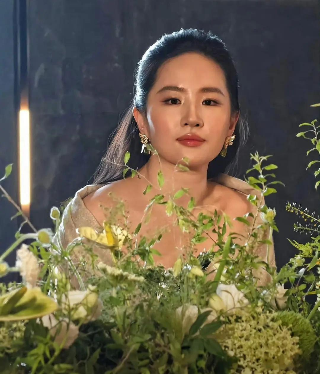 刘亦菲就这样一边yx拒绝白幼瘦审美然后一边精修把瘦身瘦脸拉满