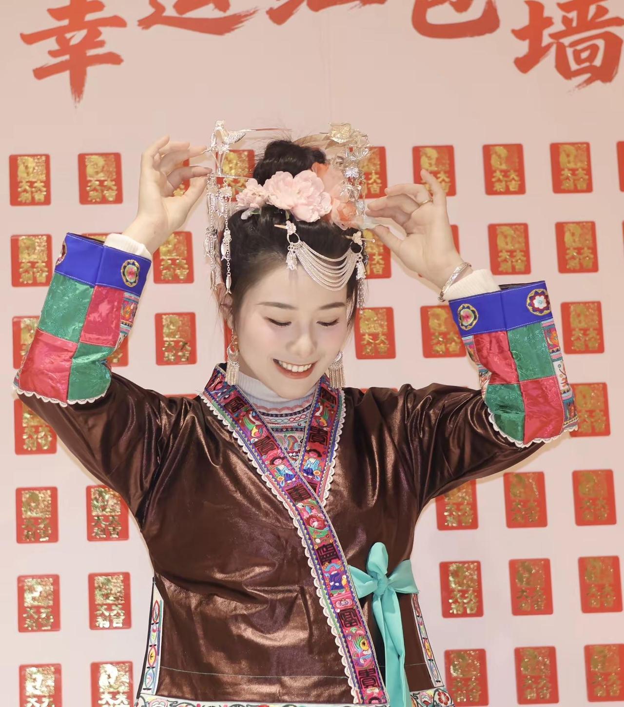 苗族服饰的美 毫不吝啬💕