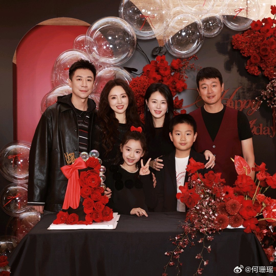 董璇一家与佟大为一家合照  11月5日，46岁生日聚会，及小酒窝，与及他们的小儿