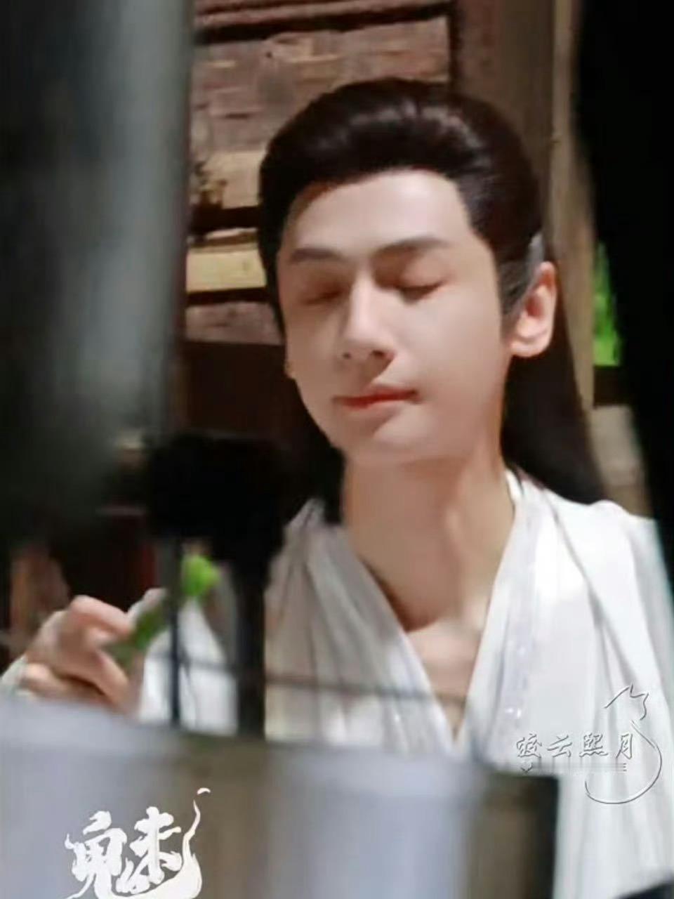 黎斯的脸蛋真是肥嘟嘟的 