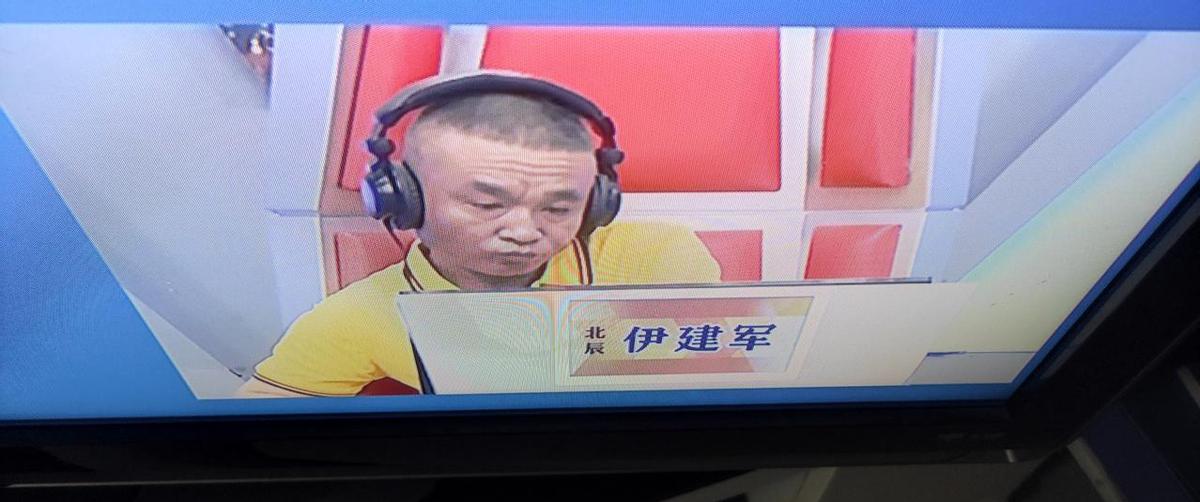 老伊再赢一局，直接拿酒带通票。
三连胜不是奖，是年终总决赛的入场券。
天津老哥打