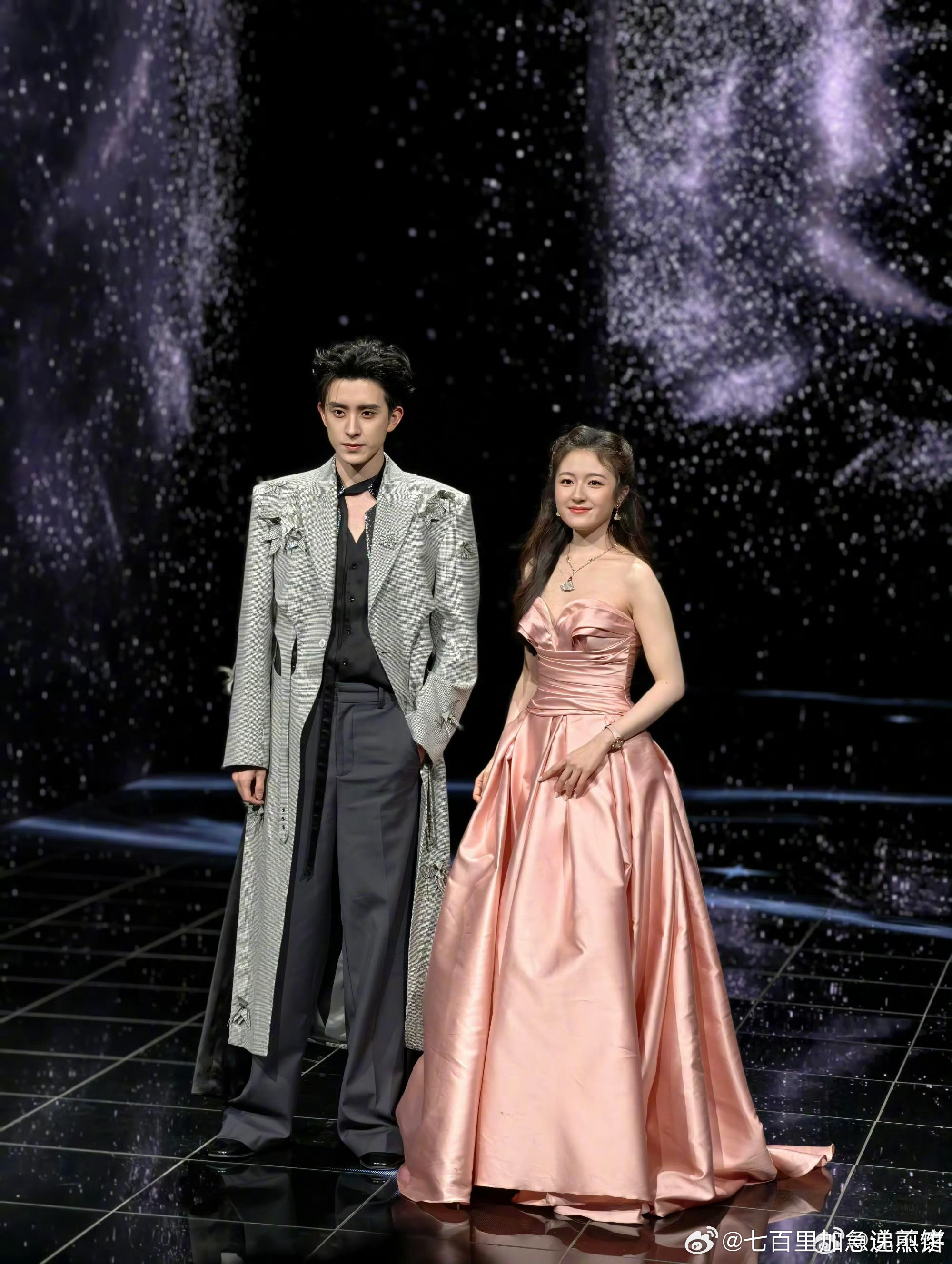 敖瑞鹏李兰迪同框走红毯，他俩好搭配2025微博之夜爆款创作大赛微博之夜 真婚礼