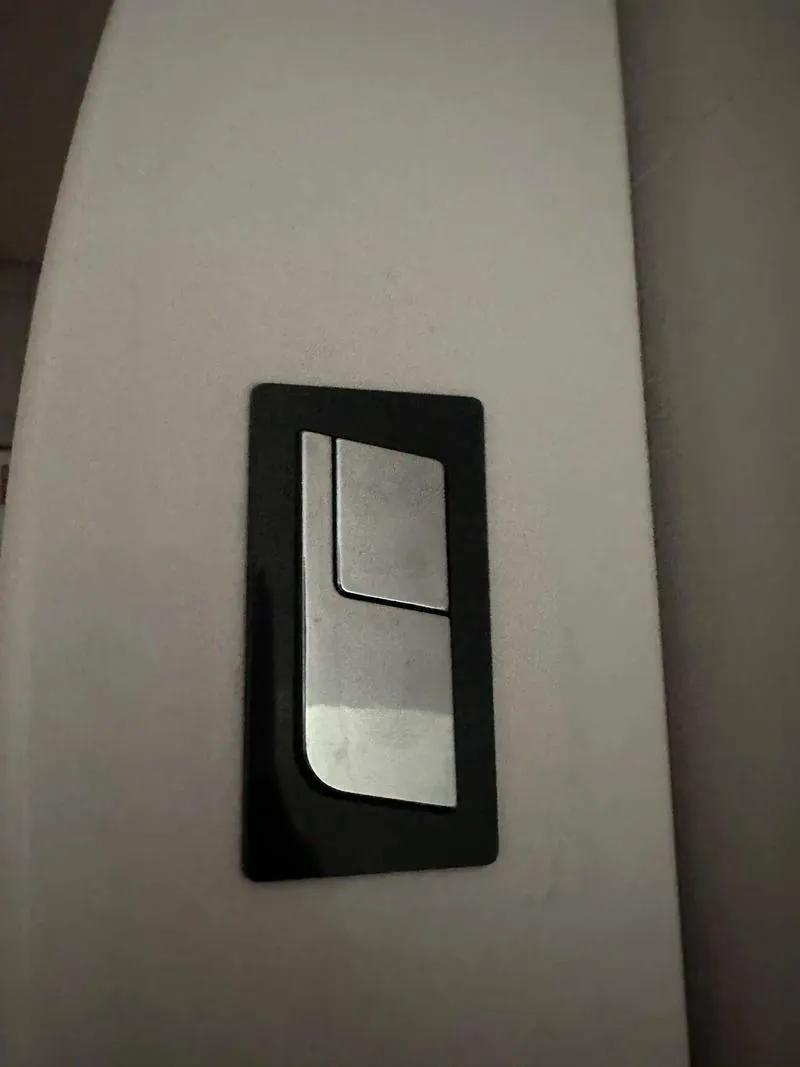 刷抖音的时候发现一个奇怪的现象，已经看到有几十个博主发布关于某新能源汽车的视频后