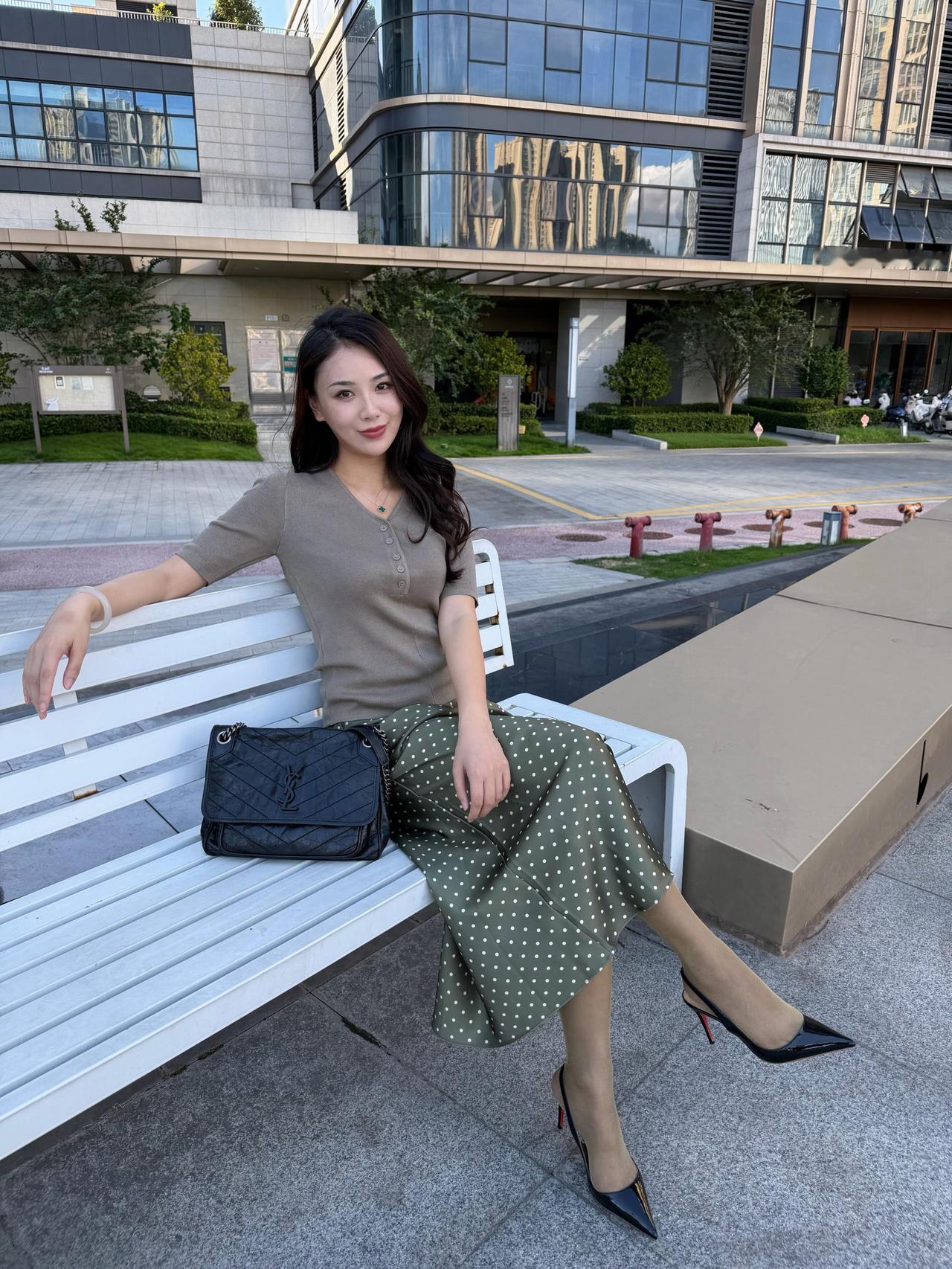 什么年龄段的女人最有女人味? 偏爱不张扬的穿搭，简单针织搭配波点半裙，在寻常日子