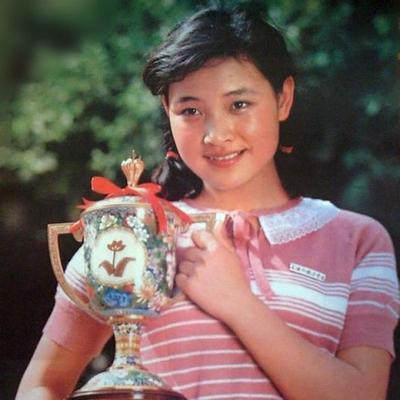 7月20日，演员陈冲在鲁豫节目上的专访表示，她70年代凭借《小花》在国内一炮而红