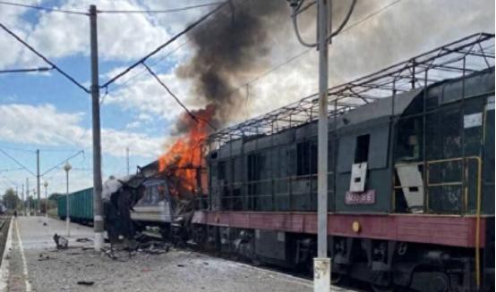 太揪心了，乌克兰前线士兵拼着命打仗，却连基本的补给都等不来，没人敢说的真正拖垮他