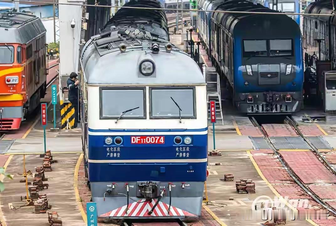 东风11型与东风8B型内燃机车。从外形来看，这两款机车的相似度还是蛮高的吧？两款