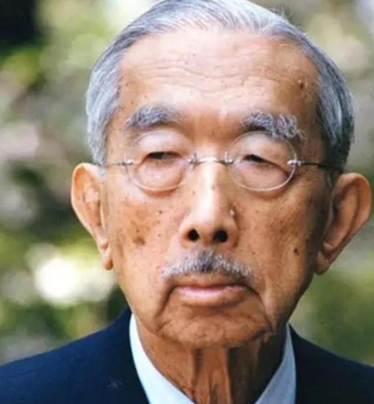 1989年1月7日，日本天皇裕仁终于结束了自己罪恶的一生。二战后，裕仁多次出访欧